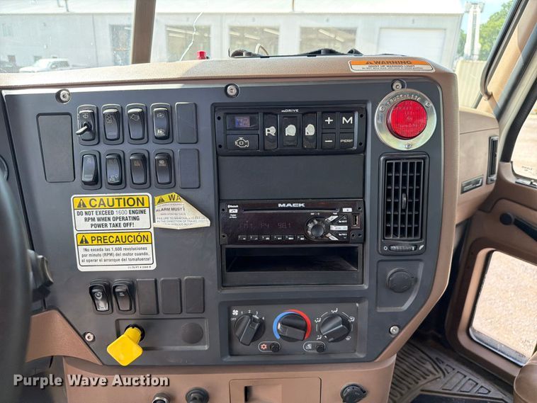 image for item FC3234 2018 Mack GU813 roll-off container truck
