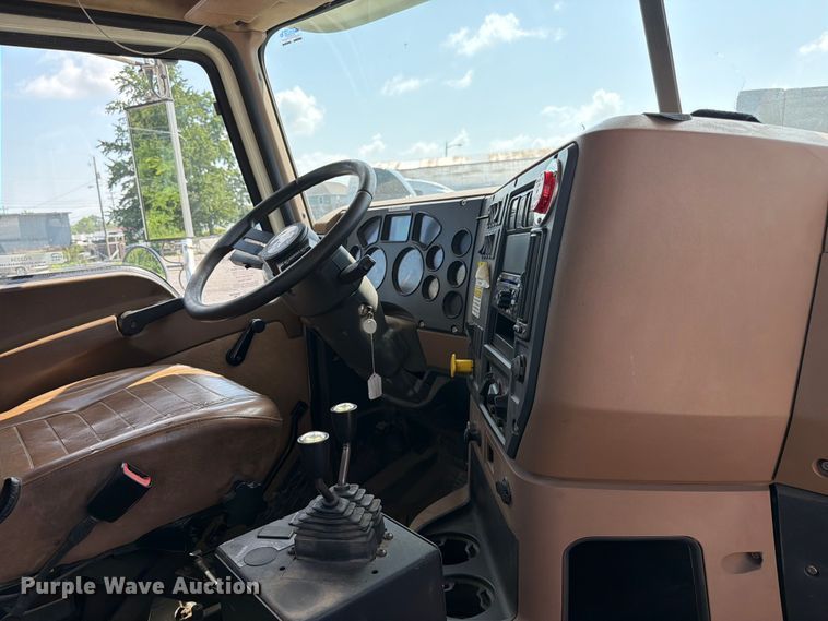 image for item FC3234 2018 Mack GU813 roll-off container truck