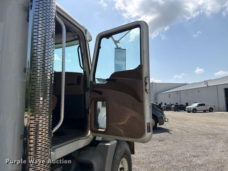 image for item FC3234 2018 Mack GU813 roll-off container truck