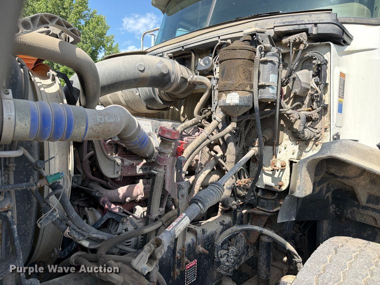 image for item FC3234 2018 Mack GU813 roll-off container truck