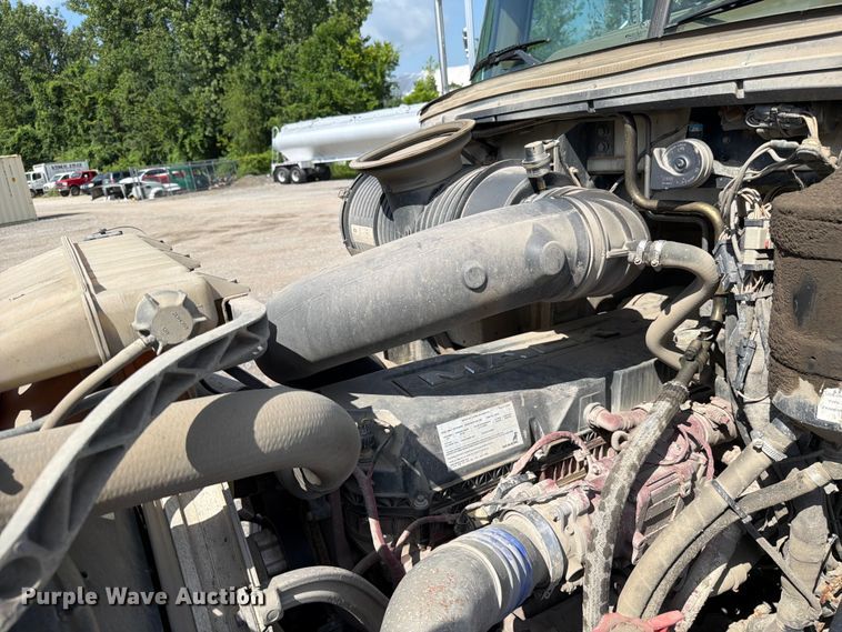 image for item FC3234 2018 Mack GU813 roll-off container truck