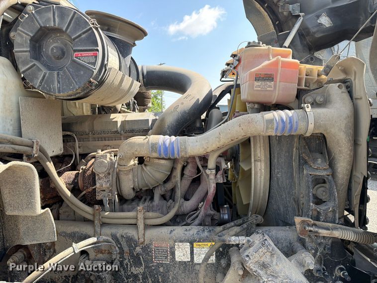 image for item FC3234 2018 Mack GU813 roll-off container truck