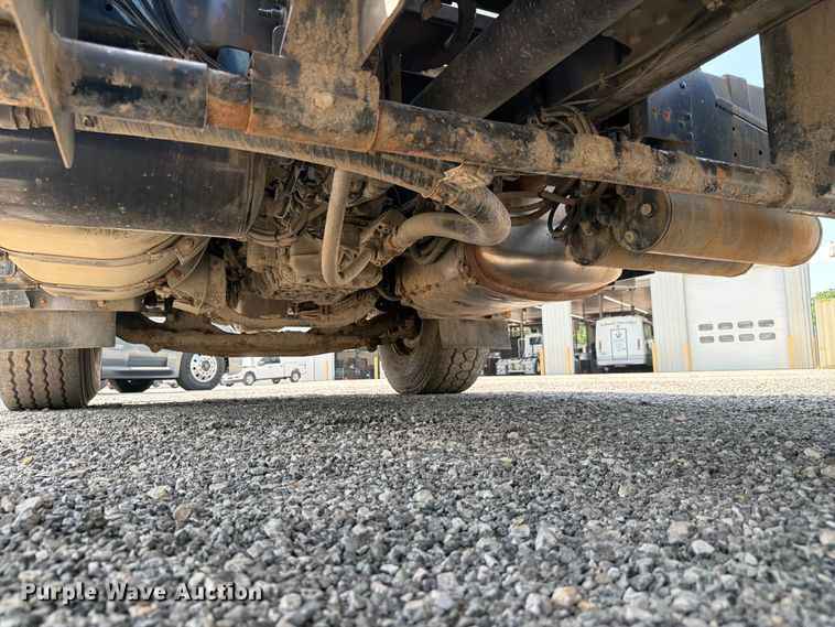 image for item FC3234 2018 Mack GU813 roll-off container truck