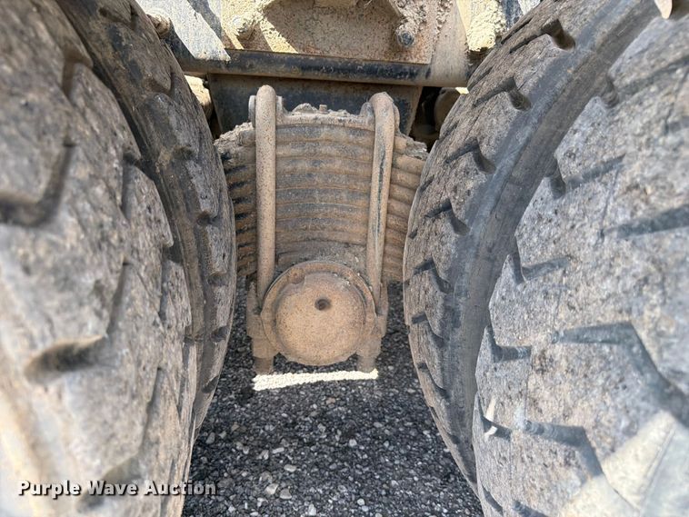 image for item FC3234 2018 Mack GU813 roll-off container truck