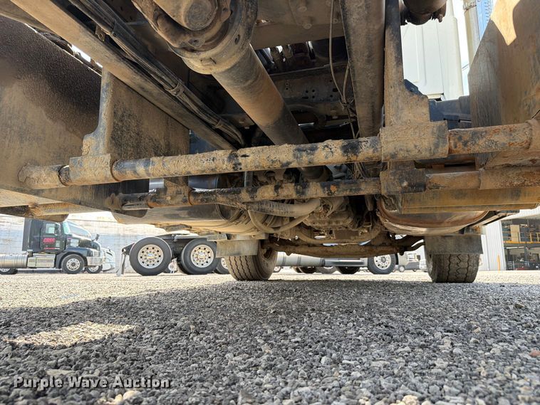 image for item FC3234 2018 Mack GU813 roll-off container truck