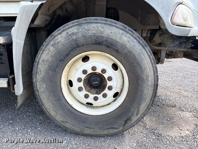 image for item FC3234 2018 Mack GU813 roll-off container truck