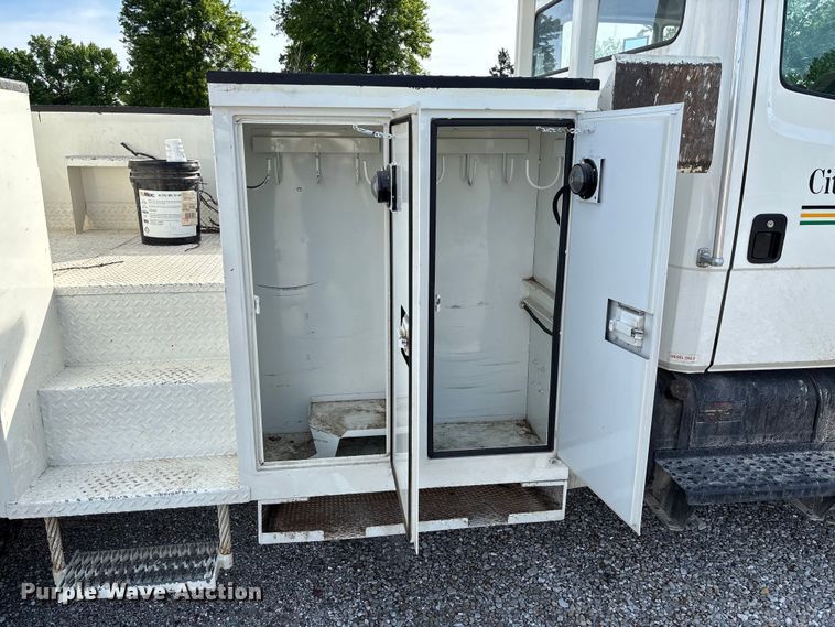 image for item FC5859 1993 Freightliner FL70 bucket truck