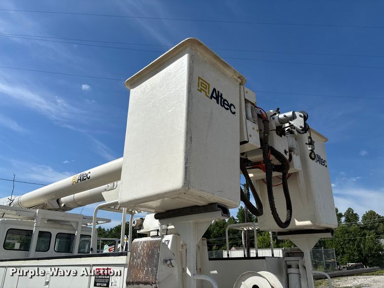 image for item FC5859 1993 Freightliner FL70 bucket truck