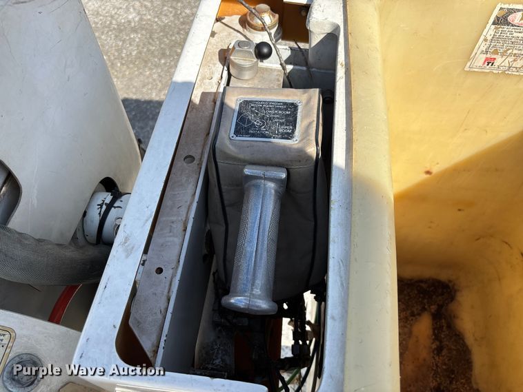 image for item FC5859 1993 Freightliner FL70 bucket truck