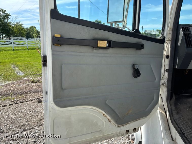 image for item FC5859 1993 Freightliner FL70 bucket truck