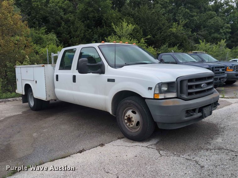 image for item FH6139 2002 Ford F350 Super Duty Crew Cab utility bed pickup truck