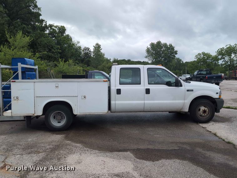 image for item FH6139 2002 Ford F350 Super Duty Crew Cab utility bed pickup truck