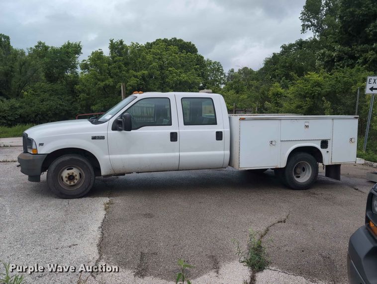 image for item FH6139 2002 Ford F350 Super Duty Crew Cab utility bed pickup truck