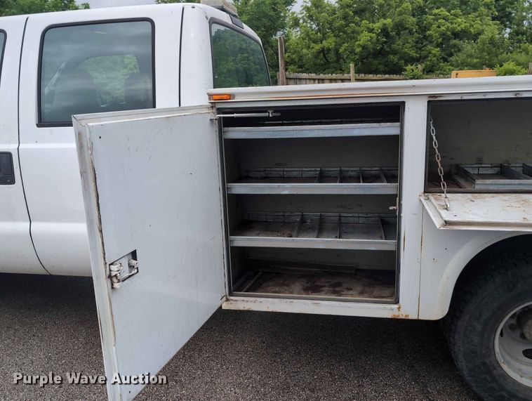 image for item FH6139 2002 Ford F350 Super Duty Crew Cab utility bed pickup truck