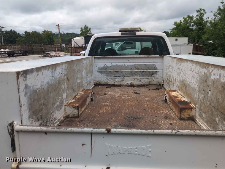 image for item FH6139 2002 Ford F350 Super Duty Crew Cab utility bed pickup truck