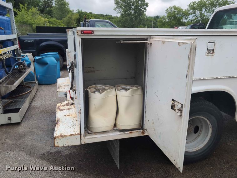 image for item FH6139 2002 Ford F350 Super Duty Crew Cab utility bed pickup truck