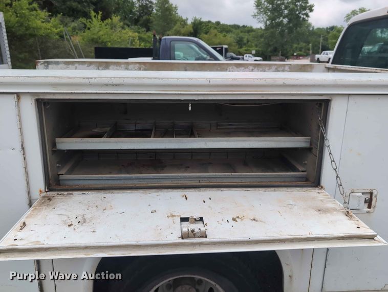 image for item FH6139 2002 Ford F350 Super Duty Crew Cab utility bed pickup truck