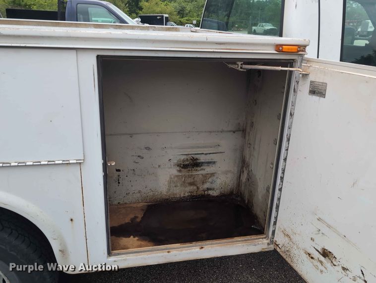image for item FH6139 2002 Ford F350 Super Duty Crew Cab utility bed pickup truck