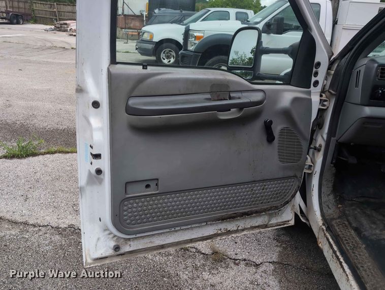 image for item FH6139 2002 Ford F350 Super Duty Crew Cab utility bed pickup truck