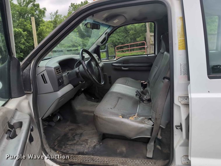 image for item FH6139 2002 Ford F350 Super Duty Crew Cab utility bed pickup truck