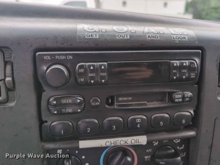 image for item FH6139 2002 Ford F350 Super Duty Crew Cab utility bed pickup truck