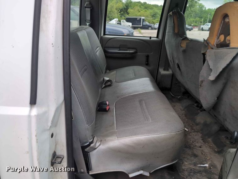 image for item FH6139 2002 Ford F350 Super Duty Crew Cab utility bed pickup truck