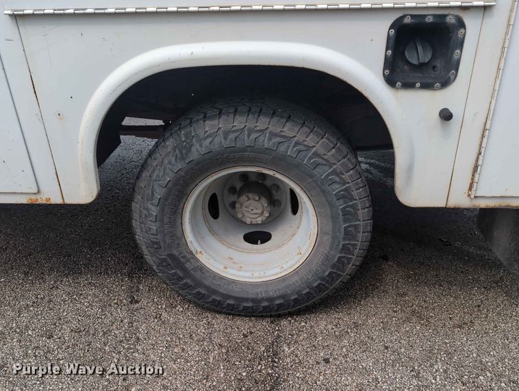 image for item FH6139 2002 Ford F350 Super Duty Crew Cab utility bed pickup truck