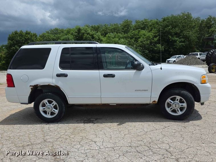 image for item FH6172 2004 Ford Explorer XLT SUV
