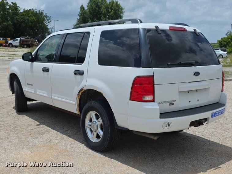 image for item FH6172 2004 Ford Explorer XLT SUV