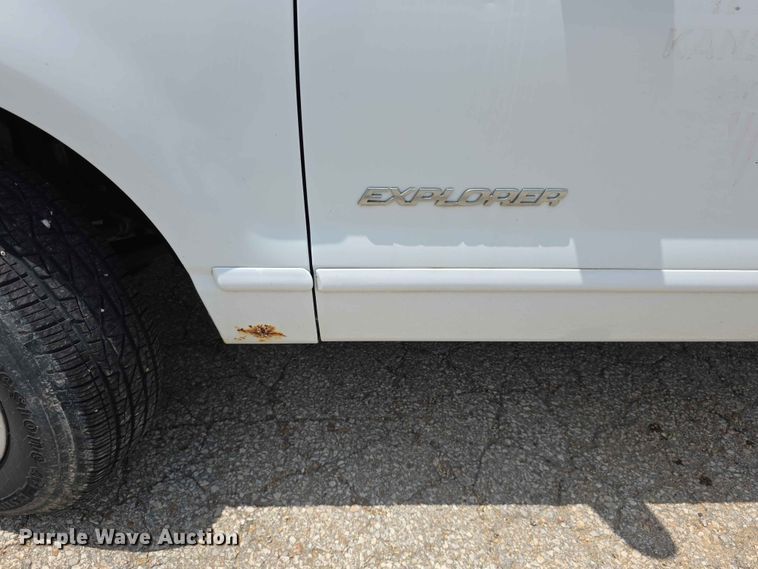 image for item FH6172 2004 Ford Explorer XLT SUV