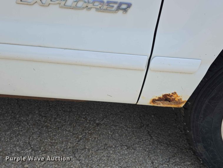 image for item FH6172 2004 Ford Explorer XLT SUV