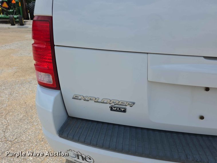 image for item FH6172 2004 Ford Explorer XLT SUV