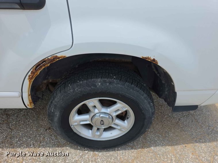 image for item FH6172 2004 Ford Explorer XLT SUV