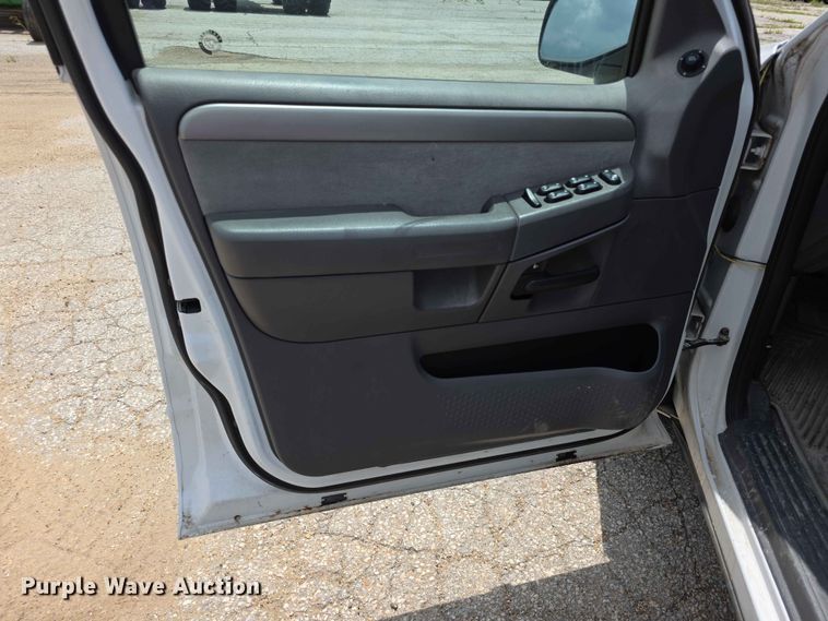 image for item FH6172 2004 Ford Explorer XLT SUV