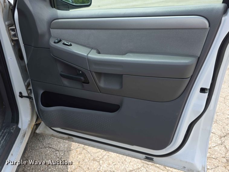 image for item FH6172 2004 Ford Explorer XLT SUV