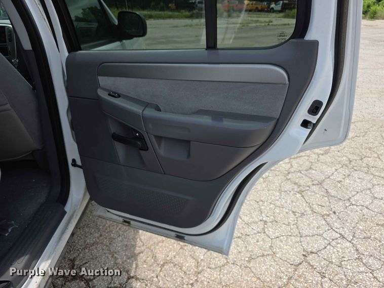 image for item FH6172 2004 Ford Explorer XLT SUV