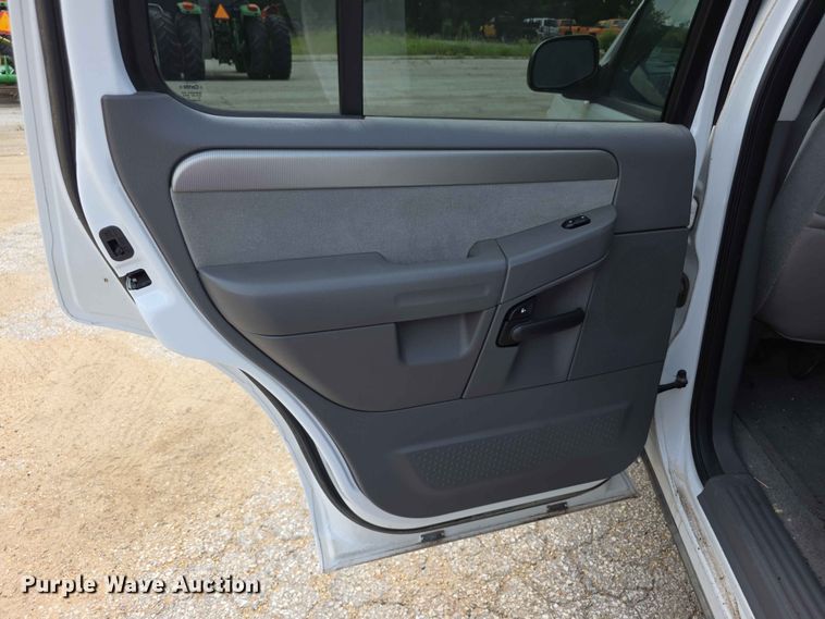 image for item FH6172 2004 Ford Explorer XLT SUV