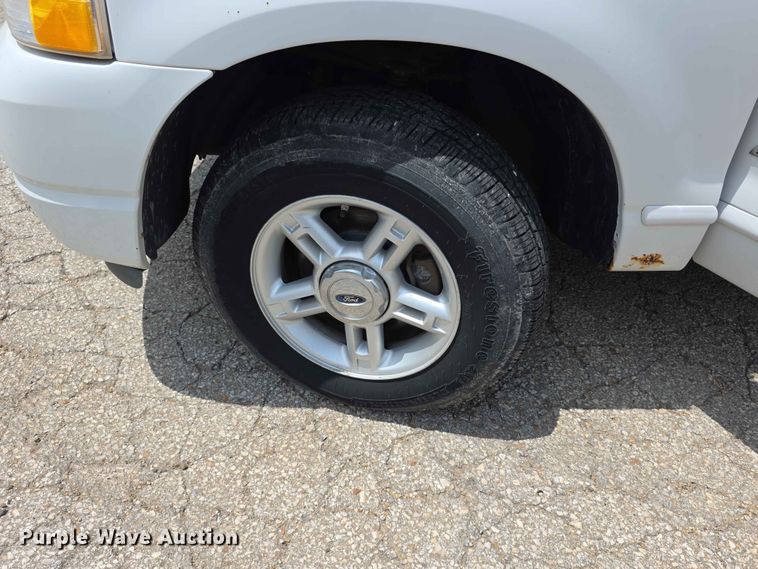 image for item FH6172 2004 Ford Explorer XLT SUV