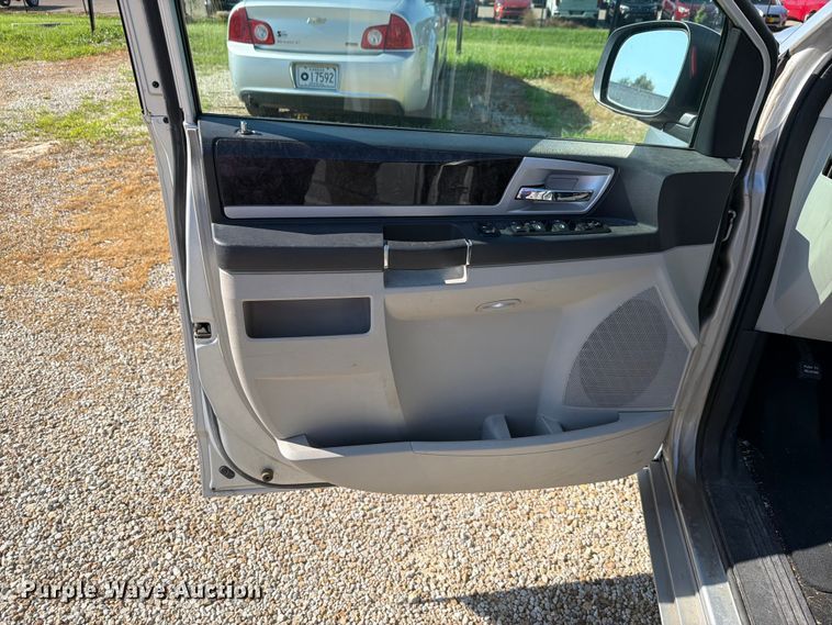 image for item FH6267 2010 Dodge Grand Caravan SXT van