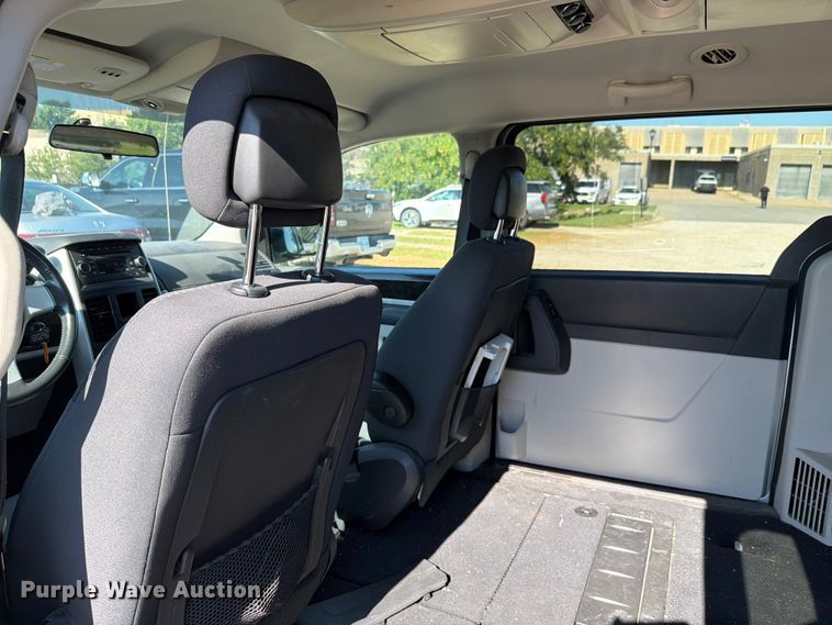 image for item FH6267 2010 Dodge Grand Caravan SXT van