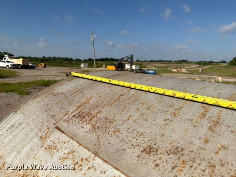 image for item FI0252 (2) fuel tanks