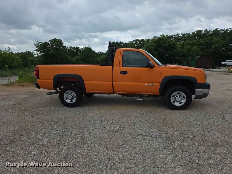 image for item FN5707 2004 Chevrolet Silverado 2500 HD pickup truck