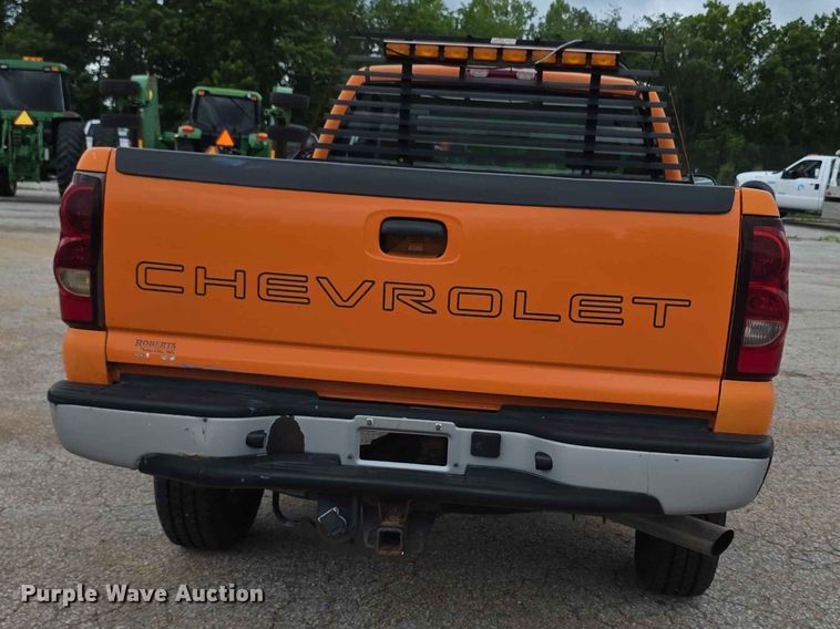 image for item FN5707 2004 Chevrolet Silverado 2500 HD pickup truck