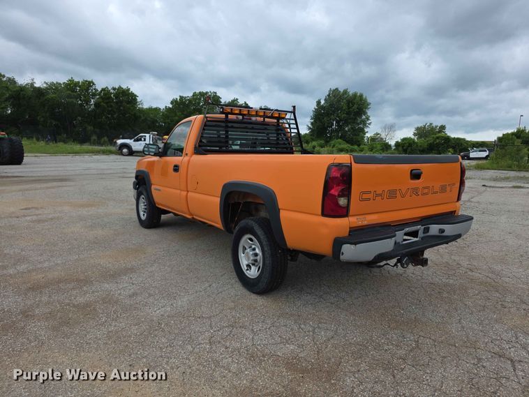 image for item FN5707 2004 Chevrolet Silverado 2500 HD pickup truck
