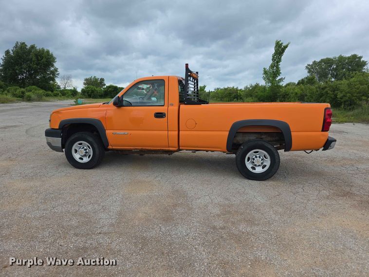 image for item FN5707 2004 Chevrolet Silverado 2500 HD pickup truck