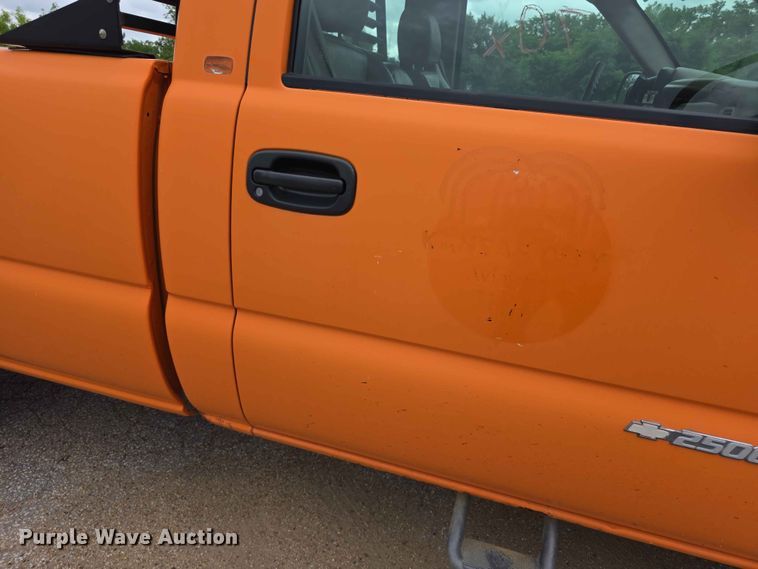image for item FN5707 2004 Chevrolet Silverado 2500 HD pickup truck