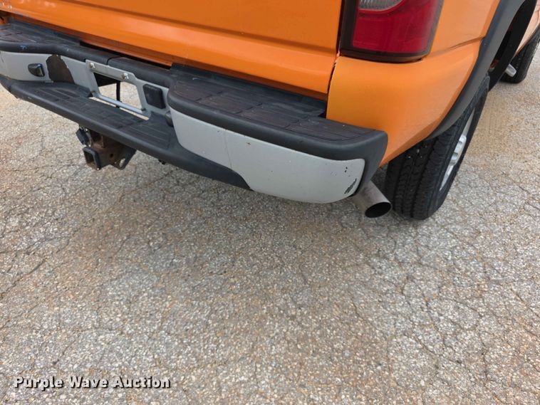 image for item FN5707 2004 Chevrolet Silverado 2500 HD pickup truck