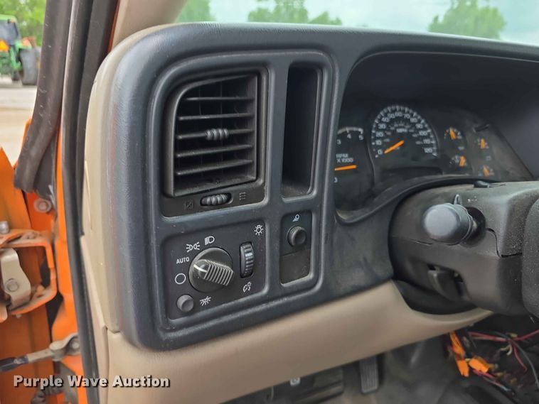 image for item FN5707 2004 Chevrolet Silverado 2500 HD pickup truck