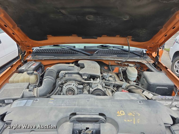 image for item FN5707 2004 Chevrolet Silverado 2500 HD pickup truck