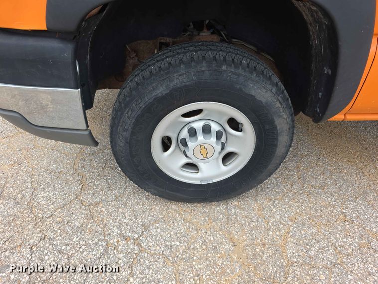 image for item FN5707 2004 Chevrolet Silverado 2500 HD pickup truck